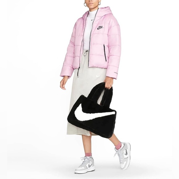 Nike Sportswear Faux Fur 10L tote bag in black - Picture 3 of 16